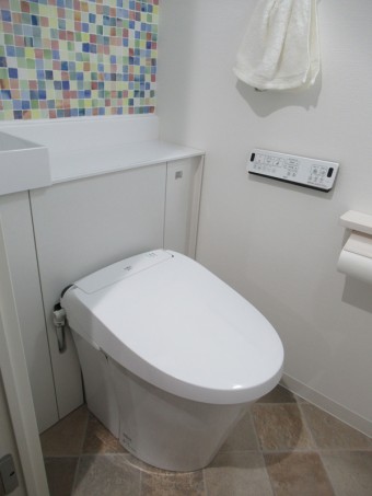 水彩画のような色合いのモザイクタイルでアクセントを 水彩画のような色合いのモザイクタイルでアクセントを